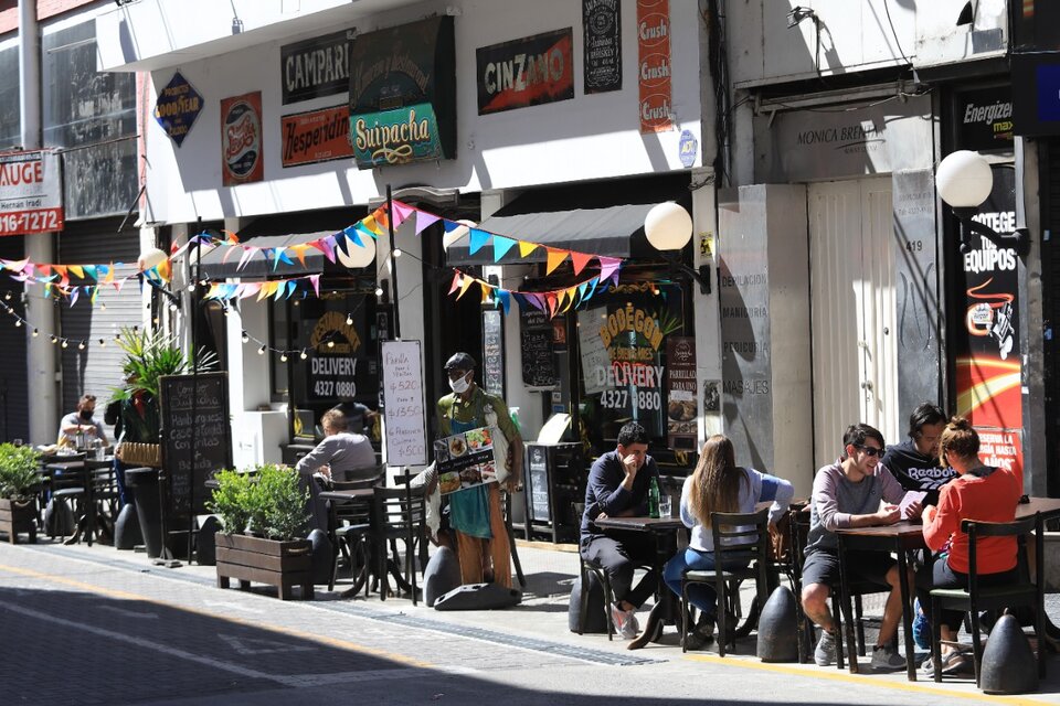 Los bares y restaurantes podrán atender clientes en sus patios o terrazas. (Fuente: NA)
