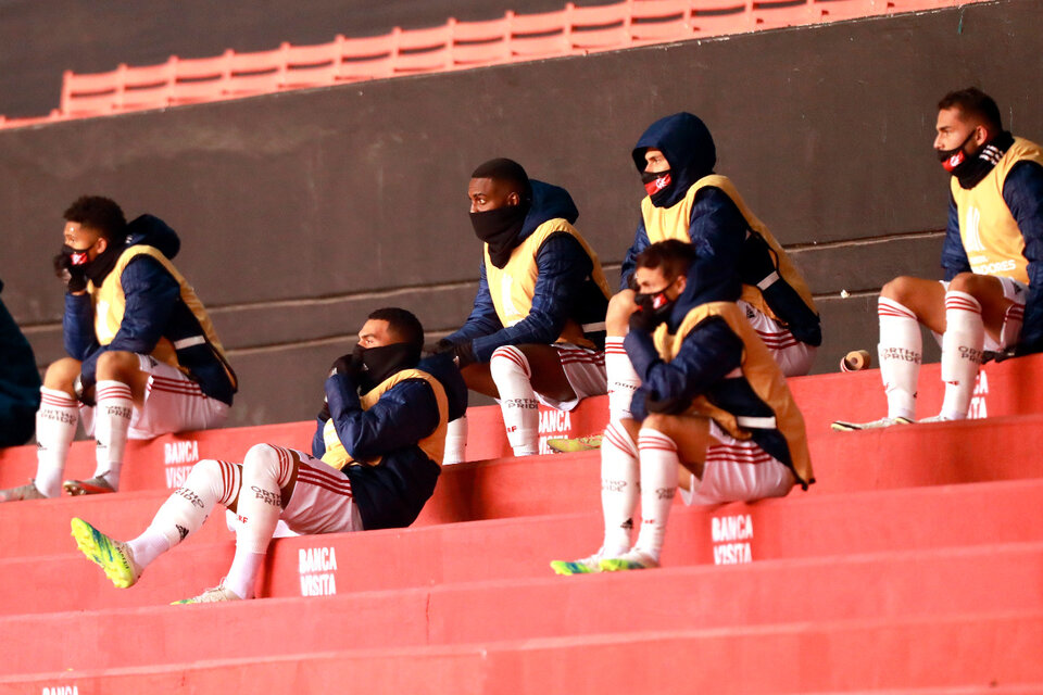 Los suplentes de Flamengo, durante el duelo del jueves ante Independiente del Valle. (Fuente: EFE)