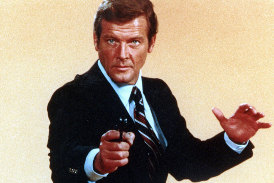 Una de las pistolas de James Bond robadas fue usada por Roger Moore en la famosa escena de la Torre Eiffel.