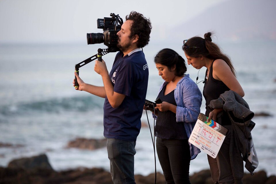 En el medio de la foto, la realizadora chilena Karin Cuyul. Su film se estrena este jueves. 