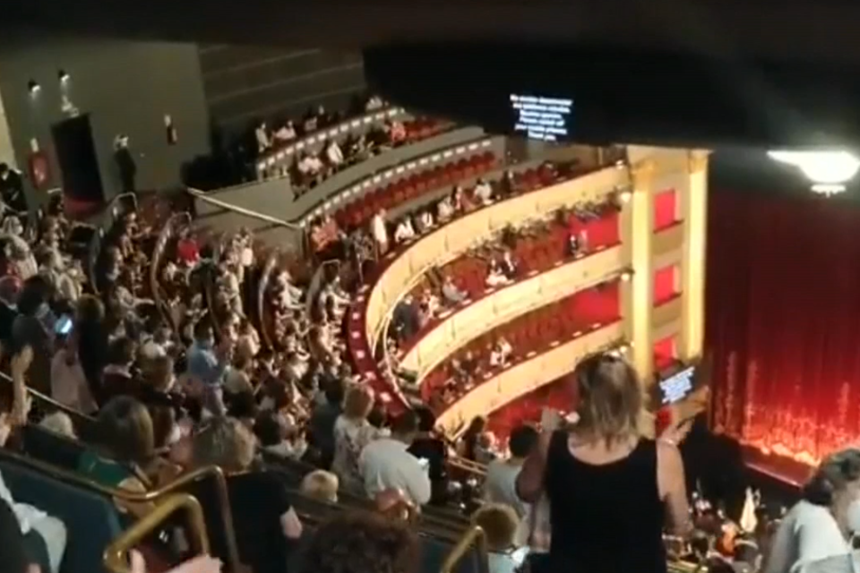 Ante la falta de distancia social, los espectadores en la platea superior del Teatro Real comenzaron a protestar al grito de “¡fuera, fuera!” o “¡suspensión!.