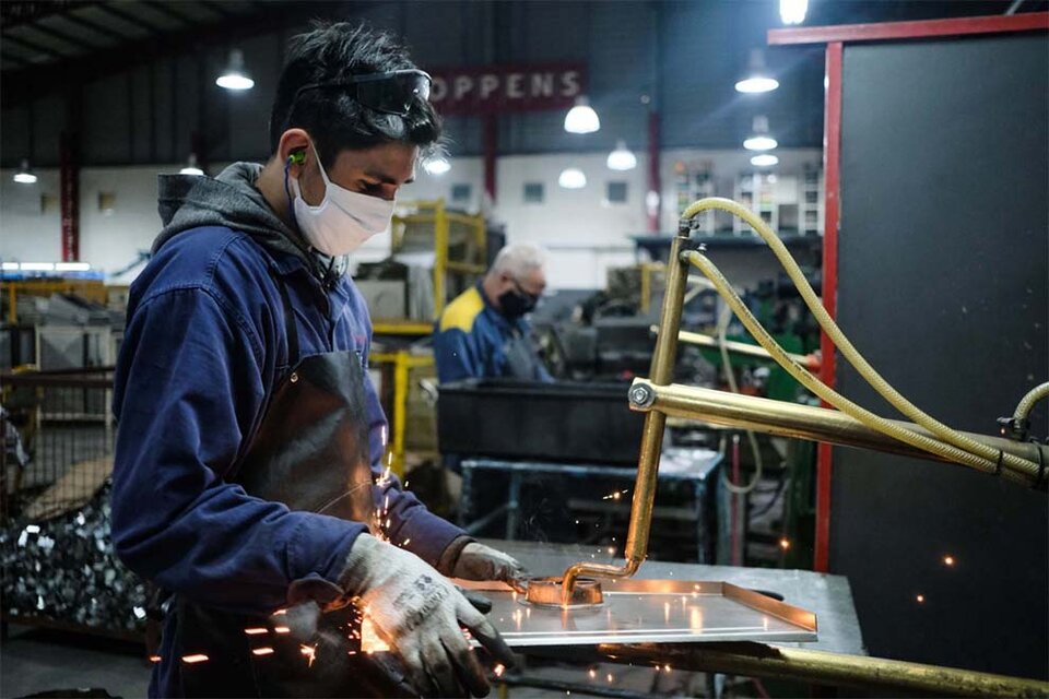 La industria manufacturera tuvo un retroceso por arriba del promedio de la economía: 20,8%. (Fuente: NA)