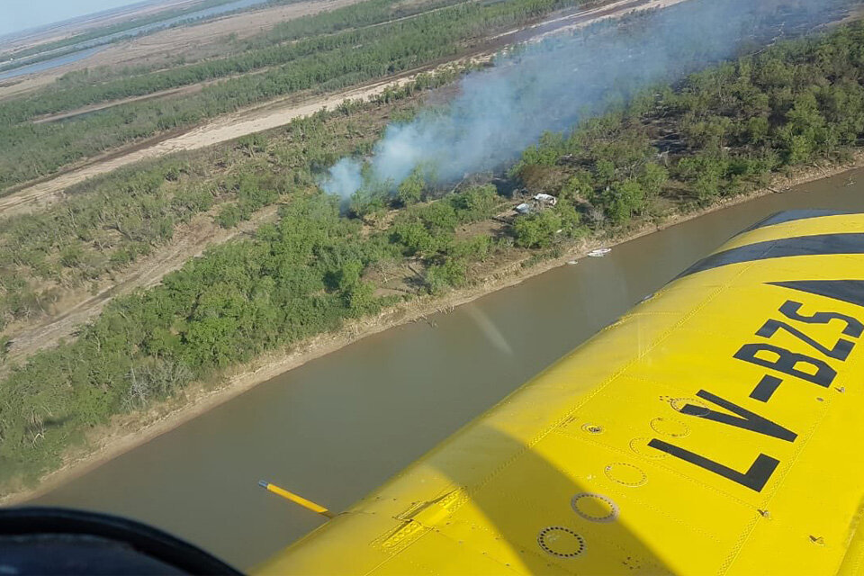 Vista desde un foco desde uno de los aviones que combaten del fuego. (Fuente: Twitter)