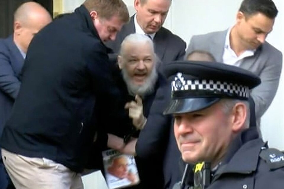 Assange, el día que fue detenido en la embajada de Ecuador en Londres.