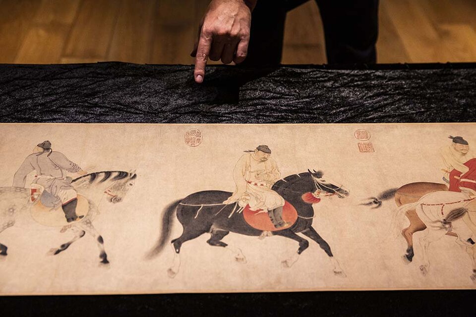El pergamino pintado durante la dinastía Yuan será subastado por Sotheby's Asia en Hong Kong por un valor estimado de entre 10 y 15,5 millones de dólares. (Fuente: Isaac Lawrence/AFP)