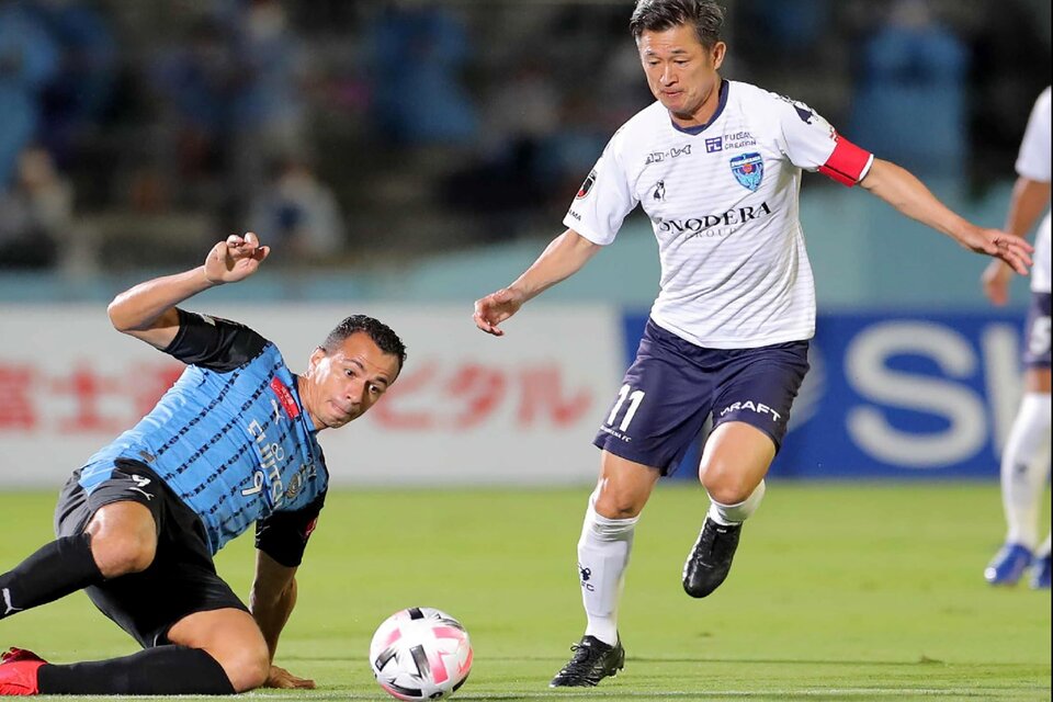 El japonés Miura rompió un récord al jugar con 53 años (Fuente: AFP)