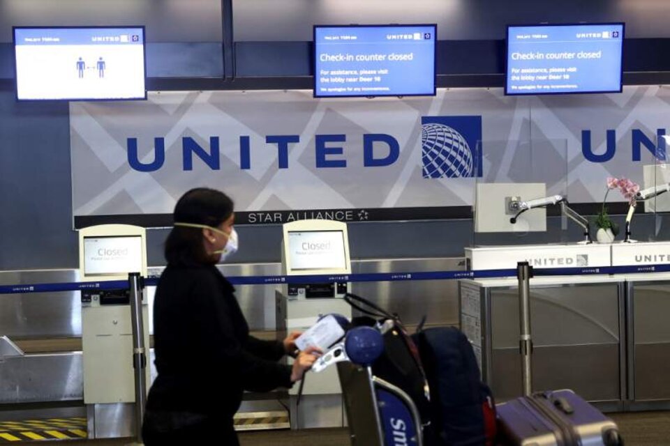 "Nuestro programa de pruebas de covid es otra forma de ayudar a los clientes a cumplir con los requisitos de entrada en destino", dijo un directivo de United. (Fuente: AFP)