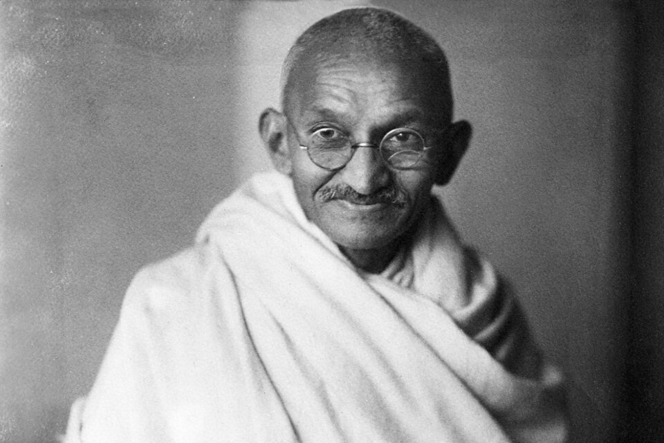 En 1869 nació Mohandas Karamchand Gandhi, quien lideró la lucha no violenta en India a través de la desobediencia civil.