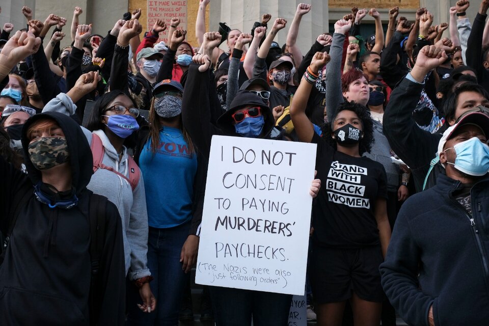 Protesta contra el racismo y la impunidad policial frente al Concejo Deliberante de Louisville.  (Fuente: AFP)