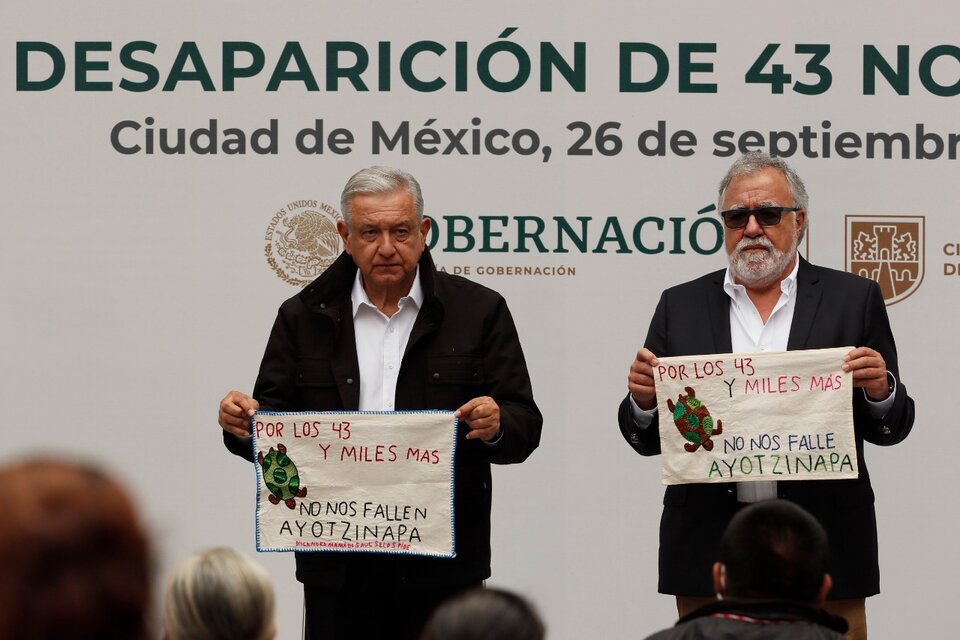  El presidente de México, Andrés Manuel López Obrador (i) y el subsecretario de Derechos Humanos, Alejandro Encinas (d) en el aniversario de la masacre. (Fuente: EFE)