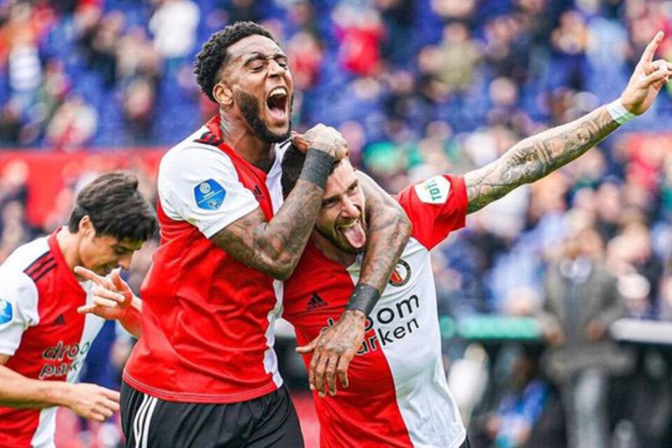 El golazo de chilena de Senesi que puso de pie al público holandés (Fuente: Twitter Feyenoord)