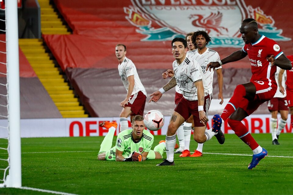 Mané empuja la pelota para el 1-1 parcial de Liverpool vs. Arsenal. (Fuente: EFE)