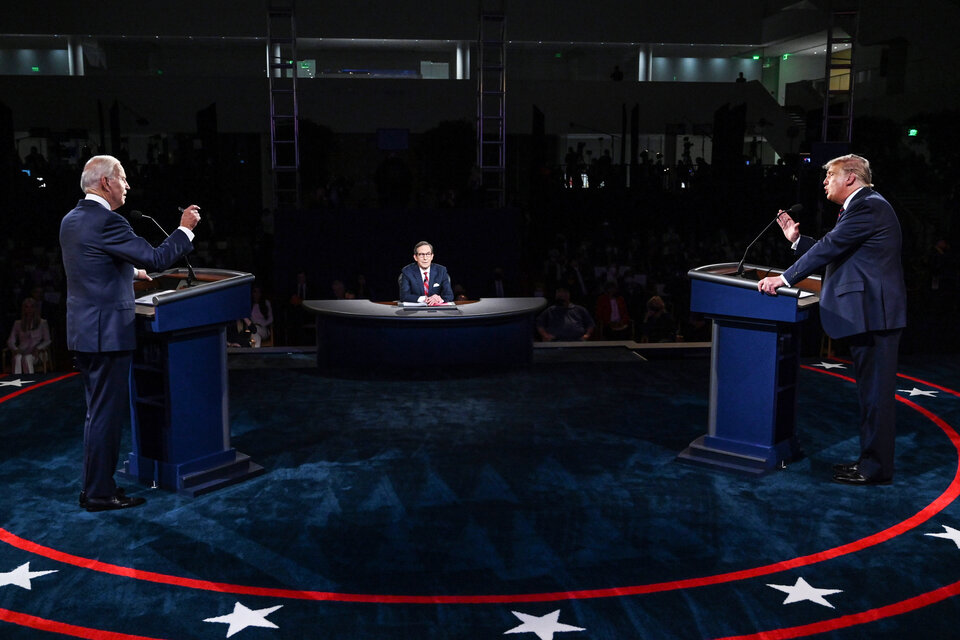 Trump discute con Biden. En el medio, el moderador Chris Wallace. (Fuente: AFP)