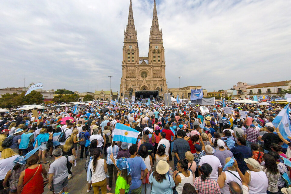 Este año no se verán las tradicionales multitudes frente a la Basílica de Luján. (Fuente: NA)