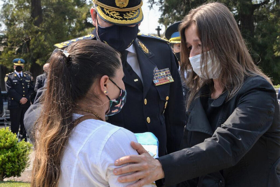 La ministra de seguridad, Sabina Frederic, junto a la esposa del inspector Juan Pablo Roldan, el policía asesinado en Palermo. (Fuente: NA)