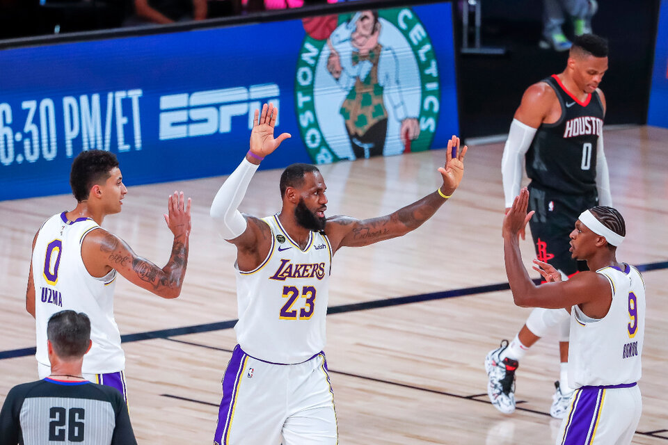 LeBron James celebra la victoria de los Lakers con Rajon Rondo y Kyle Kuzma. (Fuente: EFE)