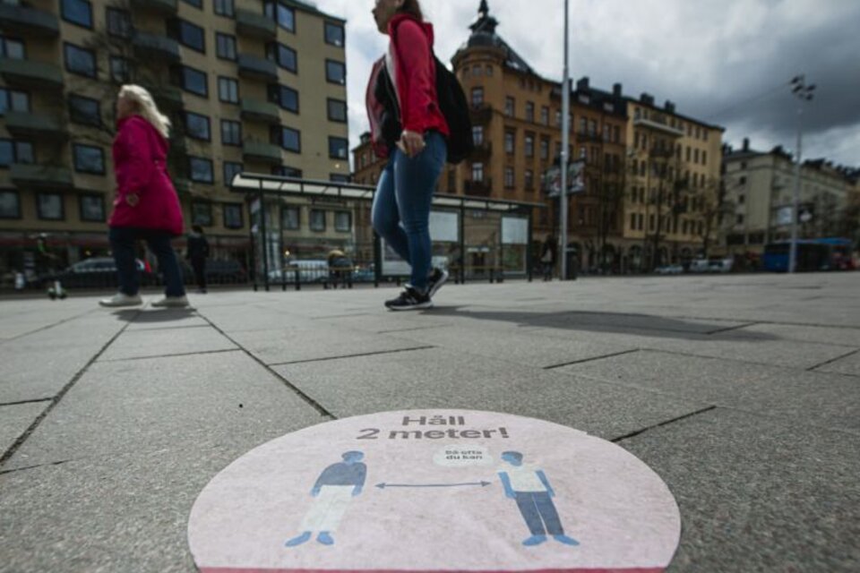 El aumento de contagios diarios, sobre todo en Estocolmo, ha obligado a las autoridades a cuestionar la eficacia de la estrategia adoptada desde el inicio de la pandemia. (Fuente: AFP)