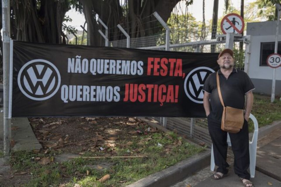 Cartelde protesta en la entrada a la planta de Volkwagen en São Bernardo do Campo.