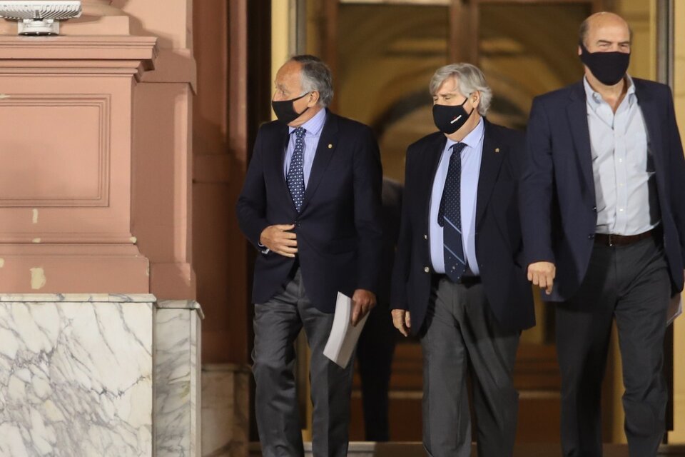 Acevedo, Rodríguez y Uriburo, de la UIA, en el ingreso a Casa Rosada (Fuente: NA)