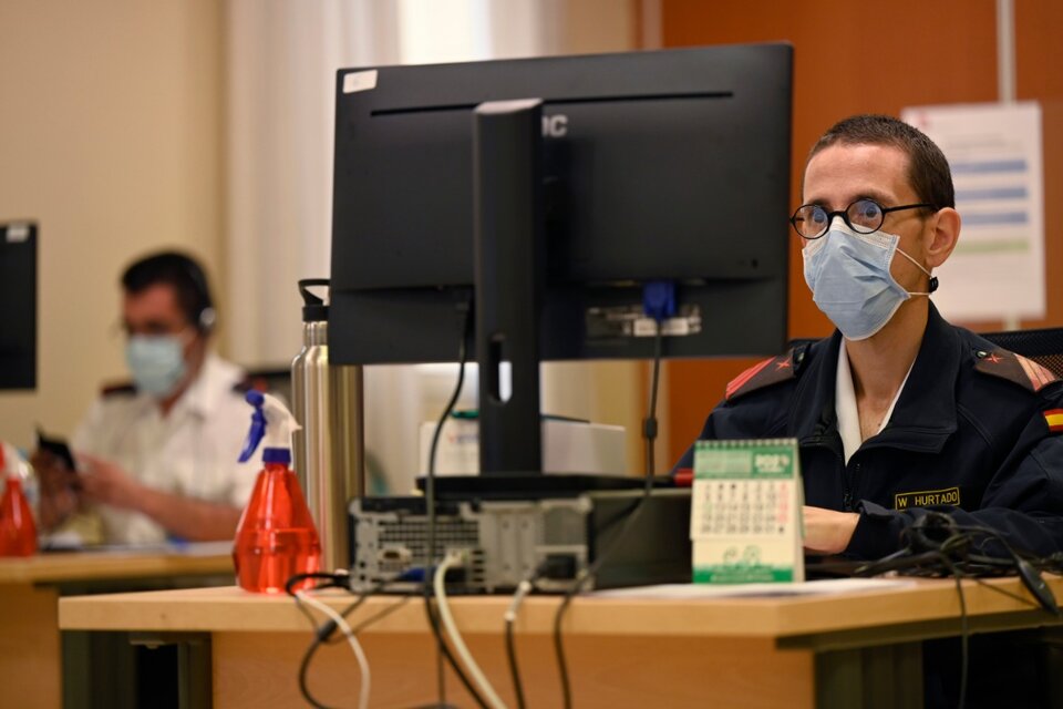 Oficiales de la Armada Española trabajan en el rastreo de casos de coronavirus desde el cuartel general de Madrid. (Fuente: AFP)