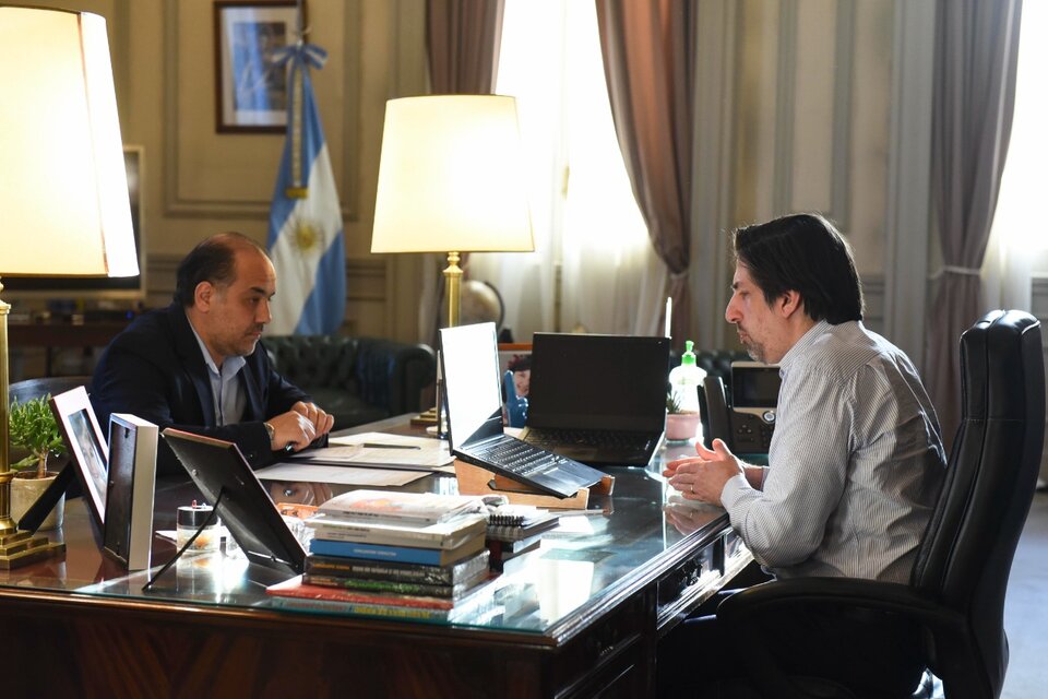 El ministro Trotta junto a su jefe de gabinete, Matías Novoa Aidar.