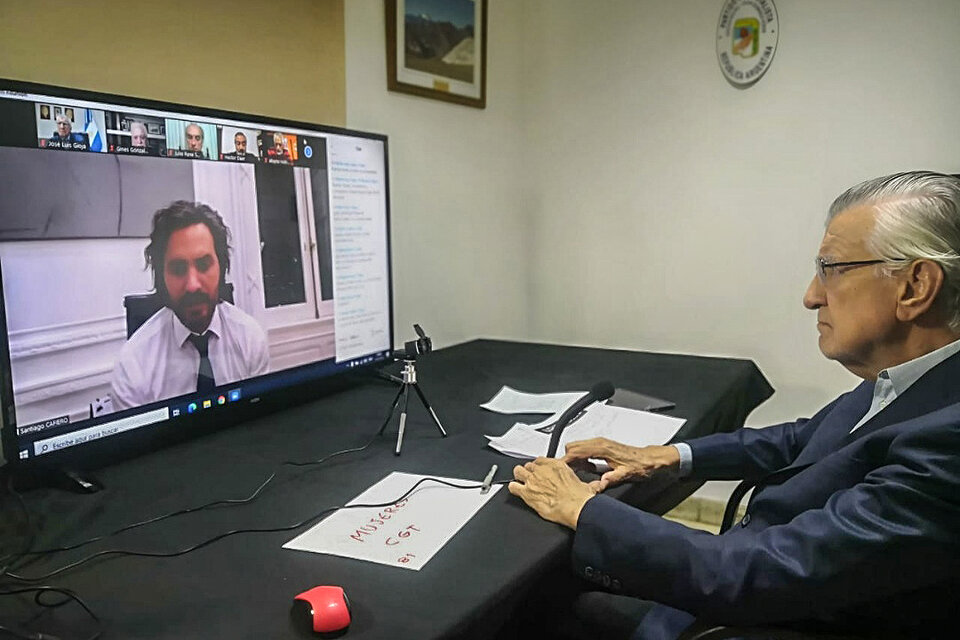 José Luis Gioja escucha a Santiago Cafiero en el encuentro virtual del PJ.