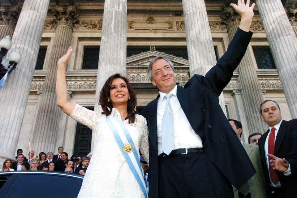Néstor y Cristina Kirchner, el 10 de diciembre de 2007, día del traspaso de mando entre ambos.  (Fuente: Télam)