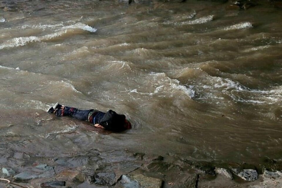 Araya yace en el lecho del Mapocho, luego de haber sido arrojado al río. (Fuente: Twitter)