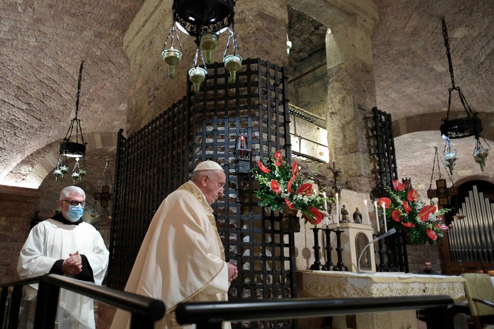 El Papa celebra una misa en la cripta de la basílica de San Francisco. (Fuente: AFP)