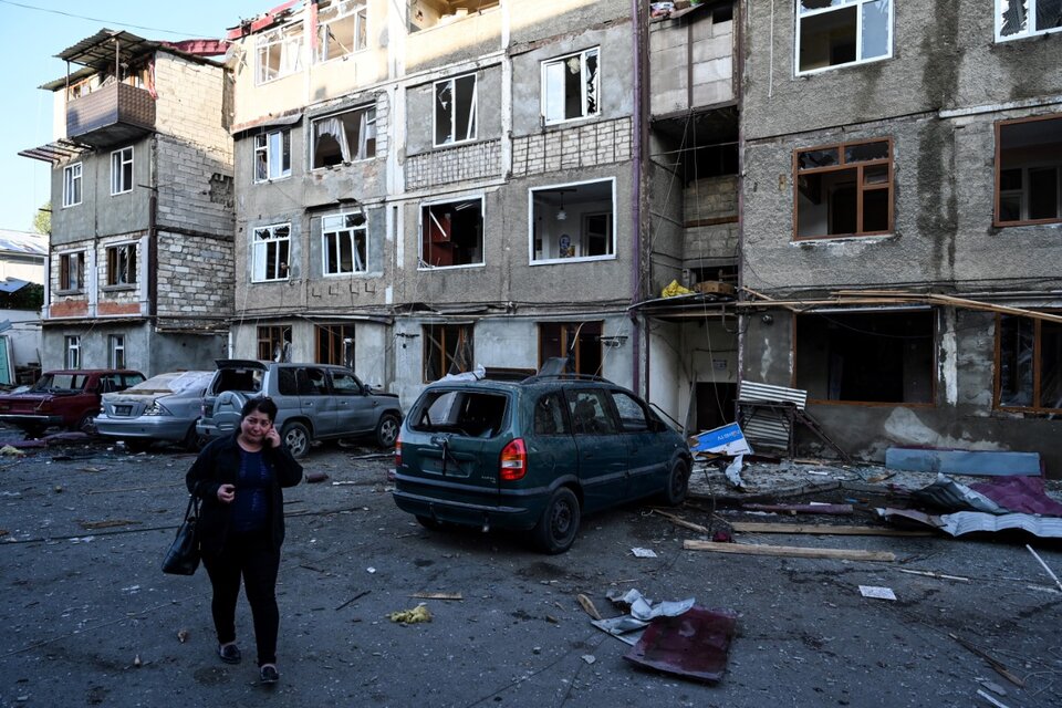 Un mujer llora al pasar frente a un edificio bombardeado en Stepanakert, Nagorno Karabaj (Fuente: AFP)