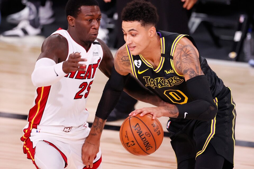 El reserva de los Lakers Kyle Kuzma encara ante el novato Kendrick Nunn. (Fuente: EFE)