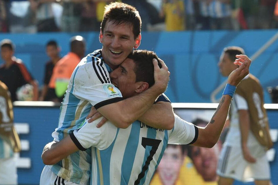 Lionel Messi festeja junto a Angel Di María. (Fuente: AFP)