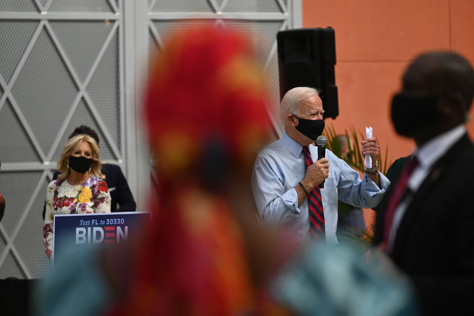 Biden haciendo campaña en el barrio haitiano de Miami, estado de Florida. (Fuente: AFP)