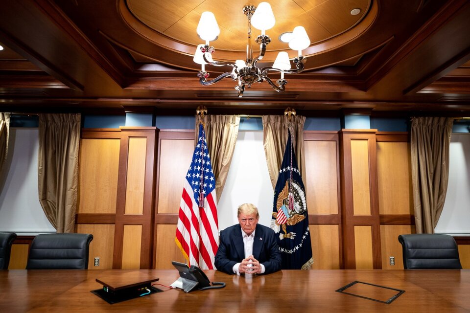Trump se comunica con su jefe de gabinete desde la sala de conferencias de la clínica Walter Reed.  (Fuente: AFP)