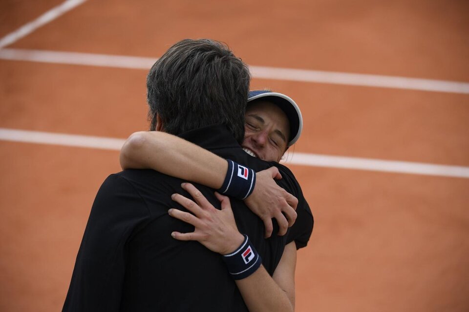 Nadia Podoroska abraza a su entrenador Juan Pablo Guzmán. (Fuente: AFP)