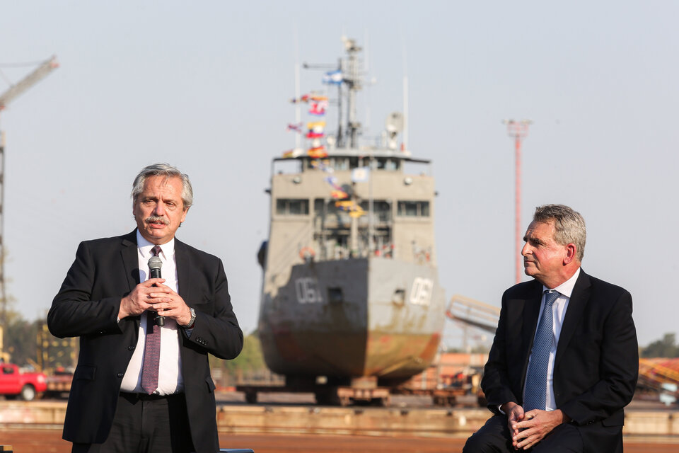 El Presidente junto al ministro de Defensa, Agustín Rossi. (Fuente: Télam)