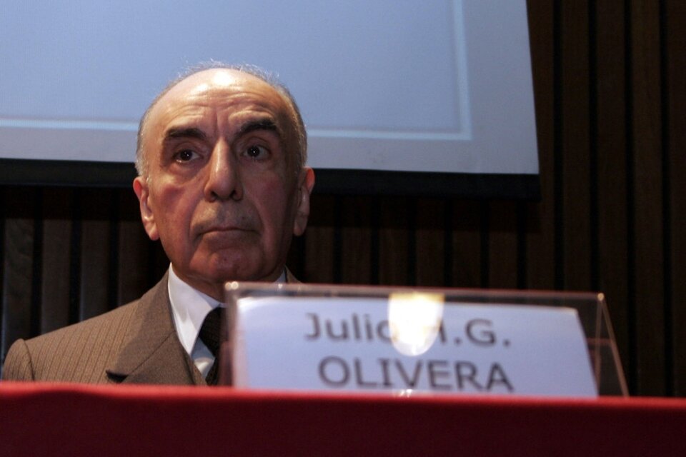 El Profesor Julio Olivera fue quien propuso designar al Plan con el nombre del ave Fénix, en referencia al ave mitológica que resurge de sus cenizas. (Fuente: Jorge Larrosa)