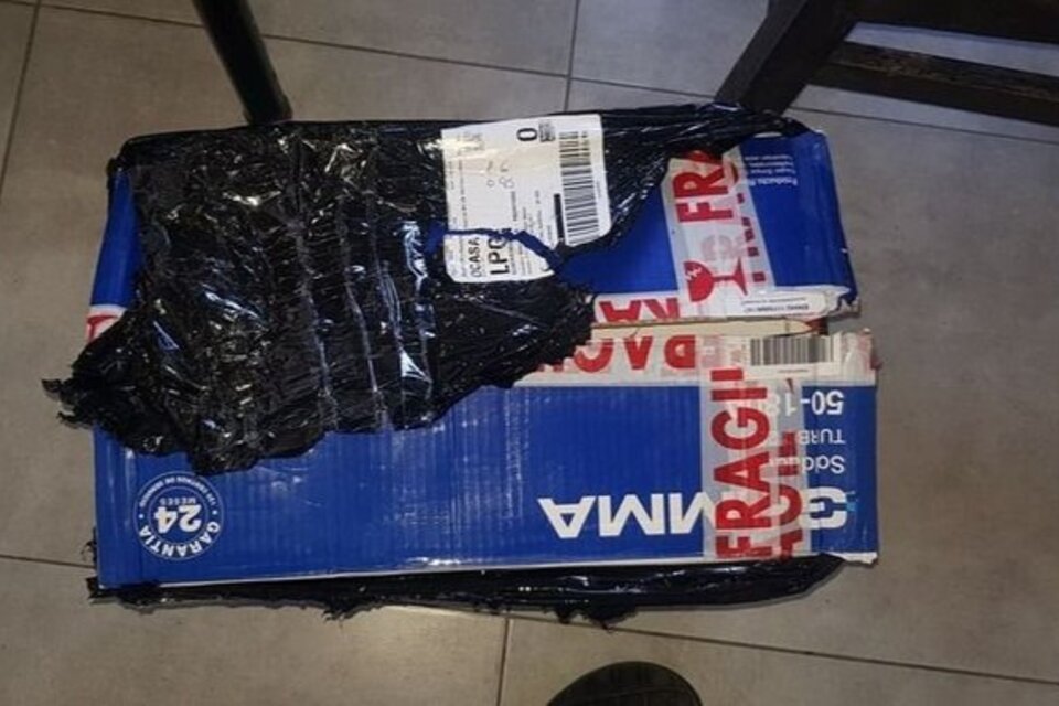 La caja que recibió el hombre que había comprado una soldadora.  (Fuente: 0221.com.ar)