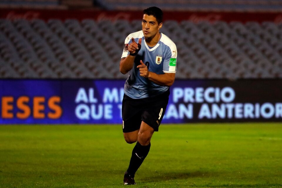 Suárez marca el primero de penal para Uruguay, que venció 2-1 a Chile. (Fuente: EFE)