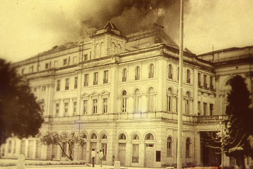 En 1977 un incendio destruye por completo al Teatro Argentino de La Plata, la principal sala lírica después del Colón. 