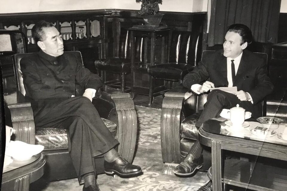 Galeano con el primer ministro chino Zhou Enlai. Foto publicada en “DangDai”, cedida por Helena Villagra. (Fuente: Gentileza Siglo XXI)