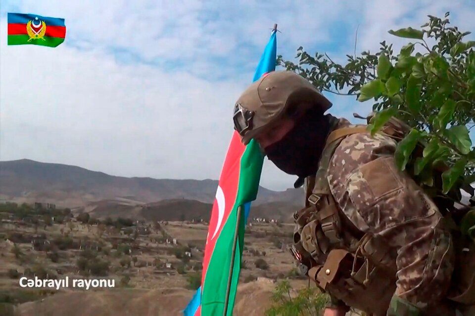 Captura de un video filmado en Nagorno Karabaj, cedido por el ministerio de Defensa de Azerbaiyán. (Fuente: EFE)
