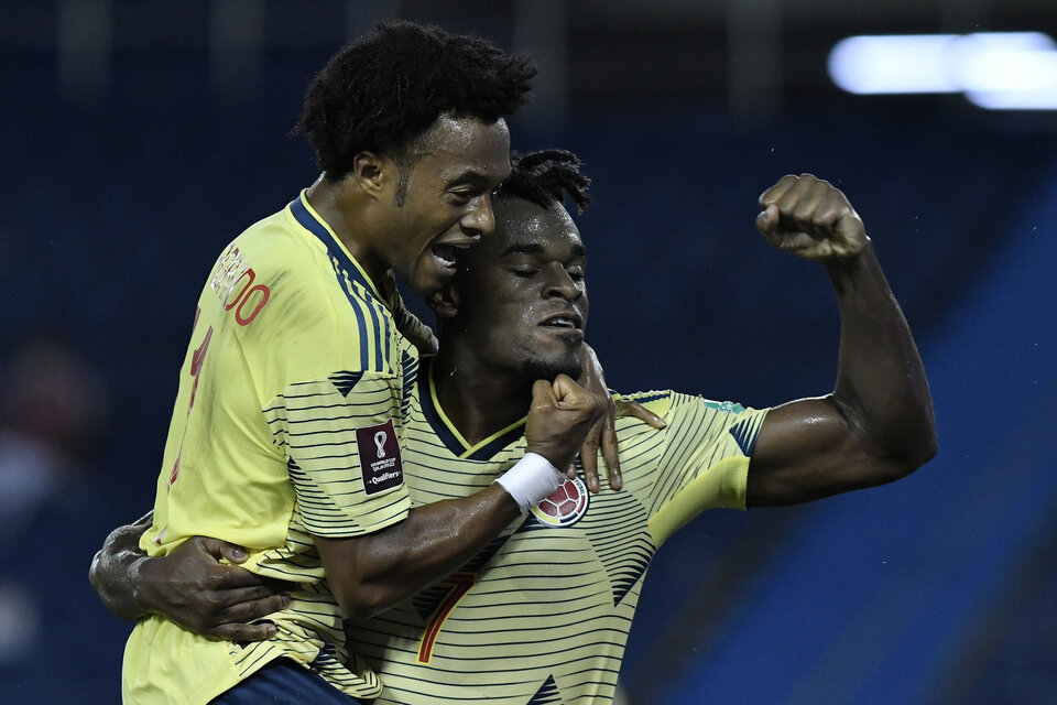Cuadrado se cuelga de Zapata, autor del primer gol. (Fuente: AFP)