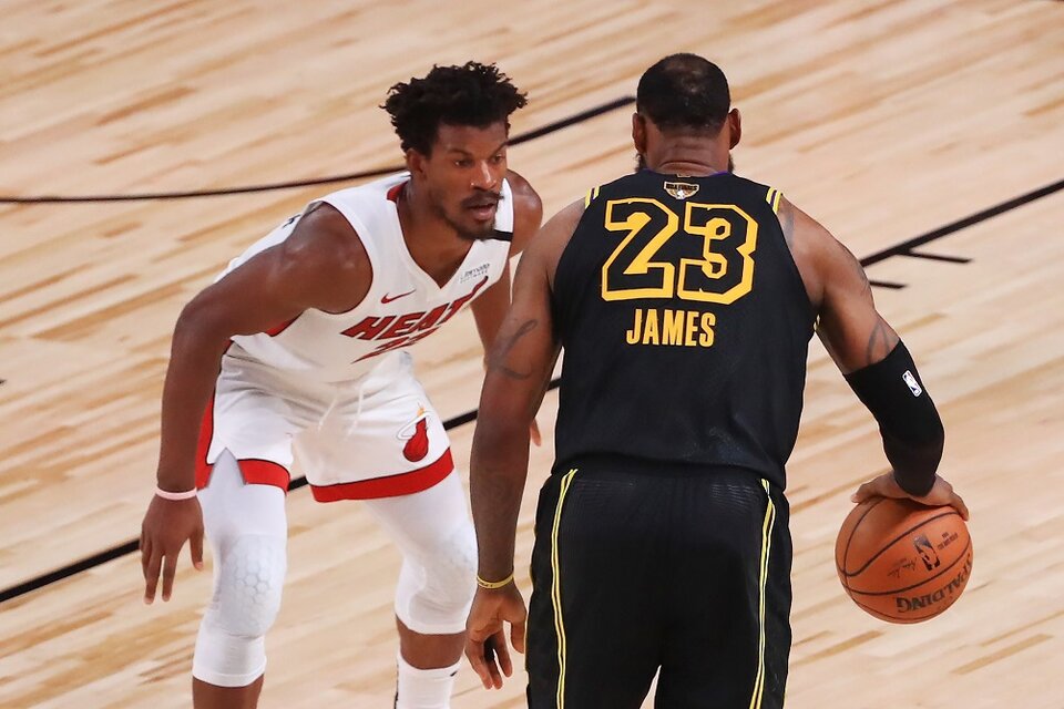 Jimmy Butler y LeBron James protagonizaron un duelo épico, ganado por el alero de Miami. (Fuente: NBA)
