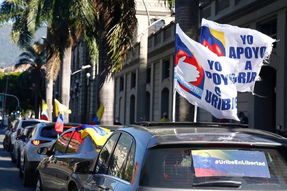 Caravana de apoyo a la liberación de Uribe en Medellín donde sirve prision domiciliaria. (Fuente: EFE)