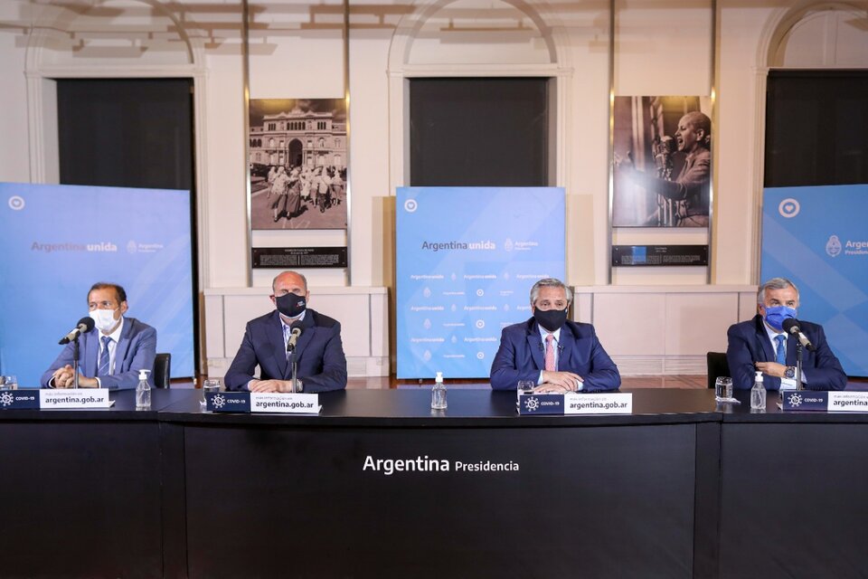 El presidente Alberto Fernández, junto a los gobernadores de Santa Fe, Jujuy y Neuquén.