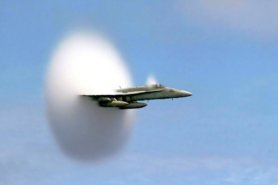 Un FA-18 Hornet rompiendo la barrera del sonido (Fuente: US NAVY)