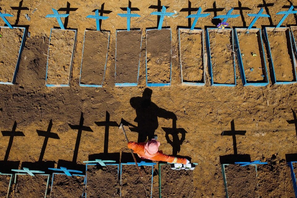 Tumbas apuradas por la pandemia en un cementerio de Manaos. (Fuente: AFP)