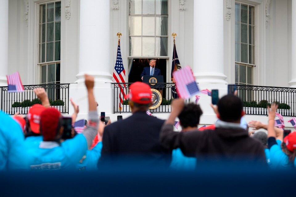 En su primera aparición pública desde su internación, Trump arenga a seguidores desde un balcón de la Casa Blanca. (Fuente: EFE)