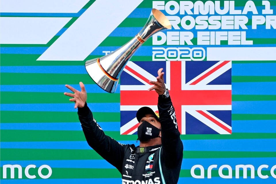 Hamilton festeja lanzando su trofeo en Alemania. (Fuente: EFE)